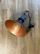 Metalowa lampa wisząca w stylu industrialnym / loft