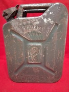 Wojskowy karnister na paliwo z czasów II wojny światowej.