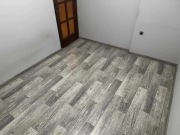 Podłoga winylowa + listwy przypodłogowe – ok. 8,4 m² – bardzo dobry stan