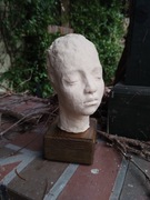 Głowa dziewczyny rzeźba ceramika