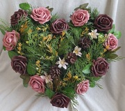 stroik serce na grób cmentarz róże brązowe czekoladowe szyszki igliwie