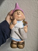 Figurka ceramiczna dziewczynka skrzat krasnal biały strój