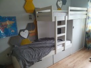 Łóżko piętrowe z szafką