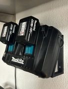 Makita DC18RD solidny uchwyt na ładowarkę 