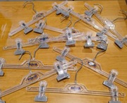 Wieszak odzieżowy z żabkami 10 sztuk 