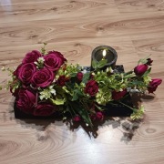 kompozycja na cmentarz na desce z różami w kolorze fuksji