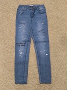 RESERVED jeansy skinny fit z napisami roz. 152 cm