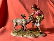 Figurka: „Dziewczyna karmiąca kozę” Capodimonte, piękna, realistyczna