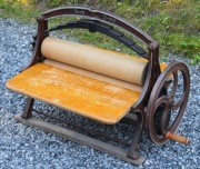 Zabytkowy magiel stołowy