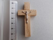 Drewniany mały dębowy krzyż z pasyjką na ścianę 6,5x3,5 cm