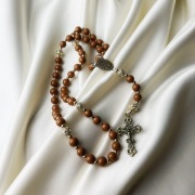 Różaniec z kamienia naturalnego – klasyczny, metalowy krzyż