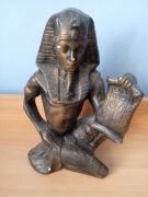 Figurka faraona z papirusem