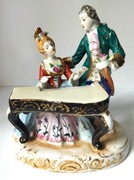 Ręcznie malowana, stara porcelanowa figurka Para przy klawesynie.
