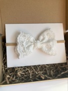 Opaska bezuciskowa kokardka koronkowa jasny ecru sesja chrzest roczek