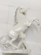 Figurka porcelanowa kon KARL ENS