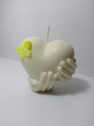 świeczka sojowa serce motyl dłonie