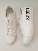 Białe sportowe Adidasy