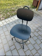 Czarne krzesło biurowe Ikea.