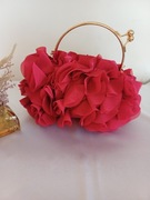 Torebka koktajlowa - Czerwone platki kwiatów 