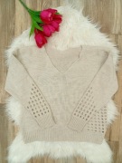 Beżowy sweter z dekoltem V