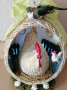 Dekoracja, stroik wielkanocny, ozdoby świąteczne. Dekoracja z kurką. 