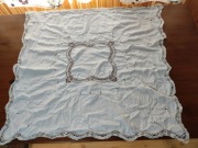 Ręcznie haftowany obrusik z koronką 80x78