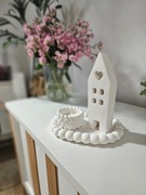 Pleciony świecznik + domek 16 cm na podstawce 12x17 cm – dekoracja