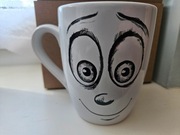 Wesoły śmieszny kubek nowy w kartonie mina twarz