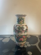 Chiński porcelanowy wazon 16 cm – Famille Rose, złocony rant, vintage