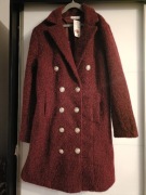 Elegancki płaszcz z kieszeniami i ozdobnymi guzikami 