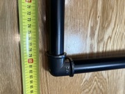 Ścienny wieszak w stylu industrialnym zadowolony i złączek