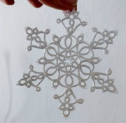 Dekor na choinkę śnieżynka frywolitka biala 10,5 cm