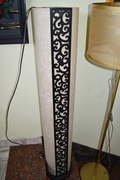Lampa podłogowa z drewnianą wstawką