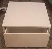 Szafka na kółkach z wysuwaną półką Ikea.