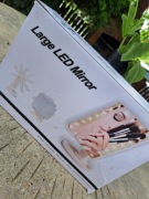 Czarne podświetlane lusterko do makijażu.