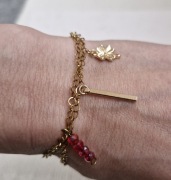 Bransoletka szczęscia, złoty kolor, koniczynka,czerwone szklane koraliki 
