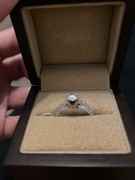 Pierscionek APART z diamentami 