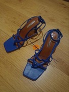 Piękne niebieskie sandałki na obcasie