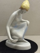 Porcelanowa figurka Hollohaza „Dziewczyna nad wodą” – Vintage lata 60.