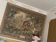 Gobelina w złotej ramie ze stelażem na ścianę 