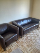 Stylowy Zestaw Vinotti: Sofa 3-osobowa i Fotel. Brązowa Skóra, Salon