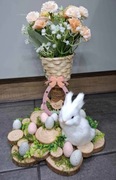 Stroik wielkanocny króliczek biały koszyk z kwiatów goździki jajeczka