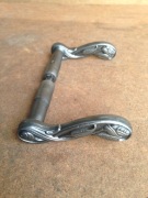 Zabytkowe klamki żeliwne do drzwi.