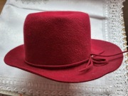 Kapelusz czerwony 54,5 cm