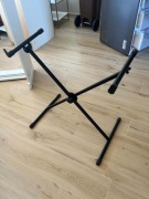 Statyw stojak pod keyboard typu X, metalowy, regulowany, składany