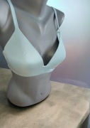 Piękny gładki biustonosz modelujący Hunkemöller r 80C trójkątne miseczki