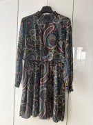 Granatowa sukienka we wzór paisley – elegancka i wygodna