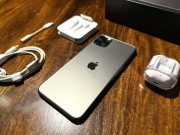 iPhone 11 Pro Max 256 GB + AirPods