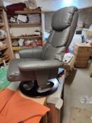 Fotel prezesa skóra obrotowy z podnóżkiem