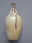 ceramiczna figurka dekoracyjna przedstawiająca kobietę w orientalnym stroju